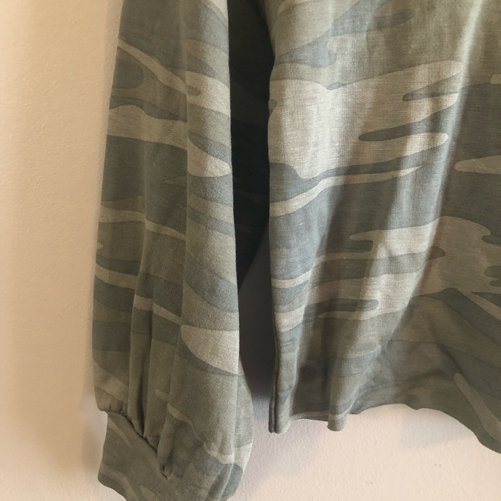 $6❤️Bundled Z Supply Camo Top - Picture 2 of 5
